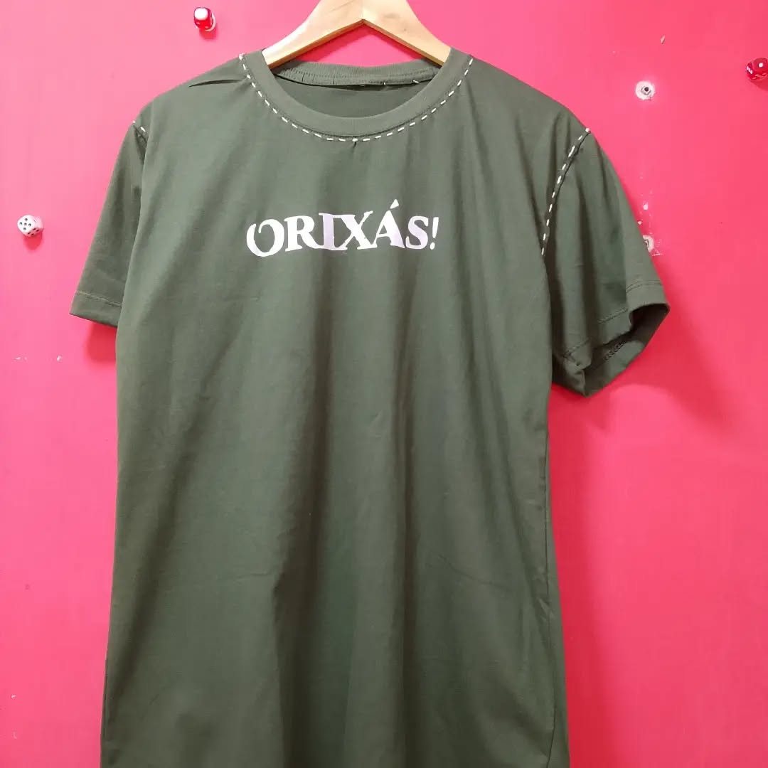 Camiseta com a palavra ORIXÁS em branco e costura decorativa no ombro