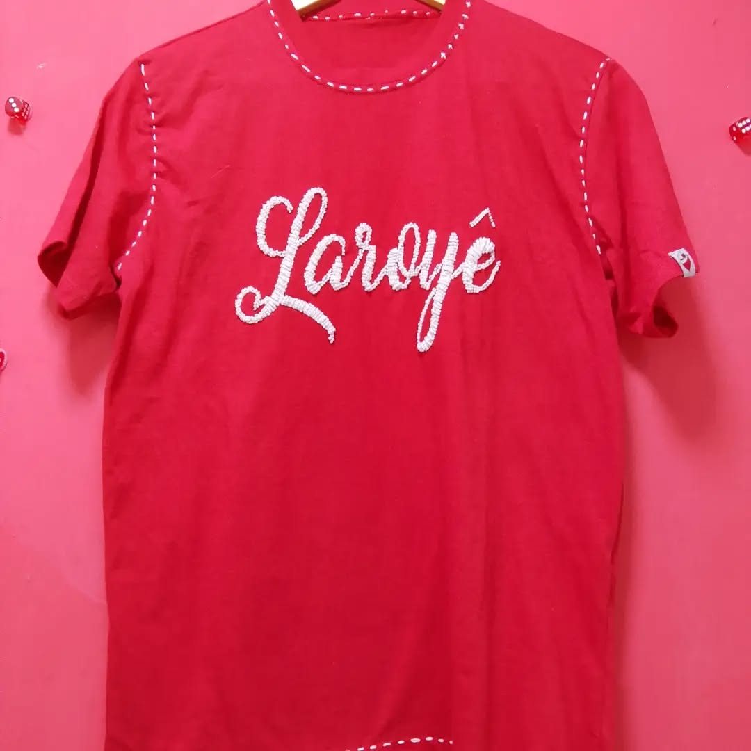 Camiseta vermelha com bordado branco em cursiva Laroyé